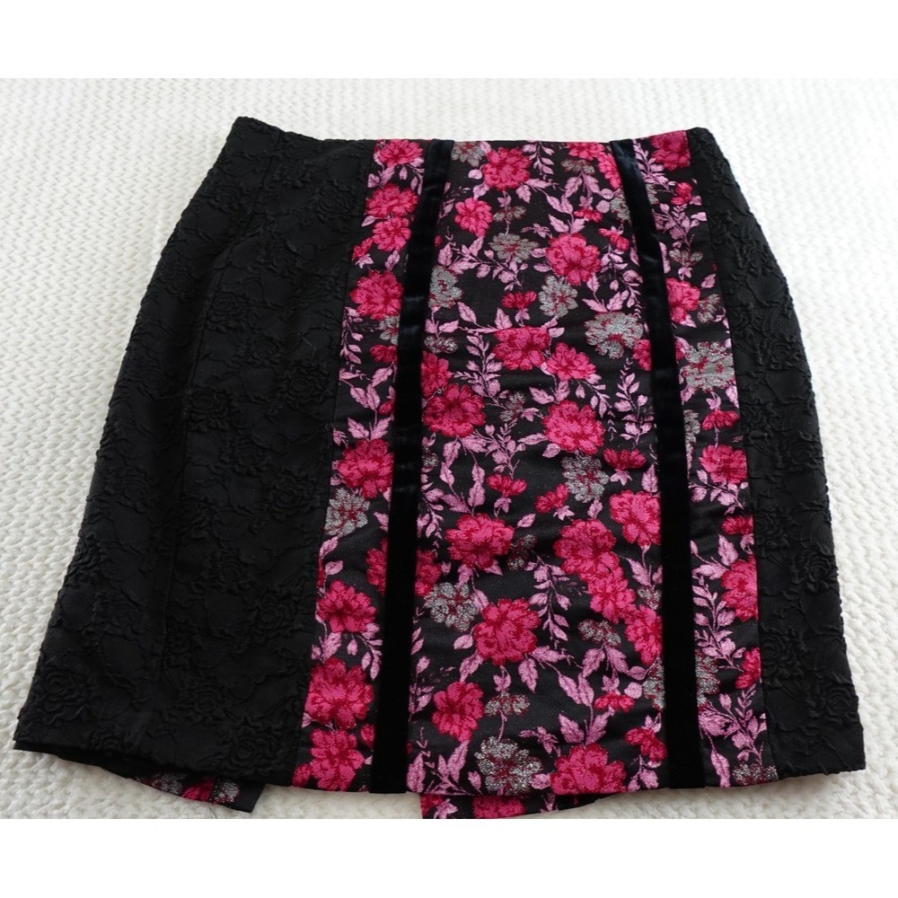 Eva Mendes Rose Embossed Skirt NY & Co Black Red Embroidered 20+